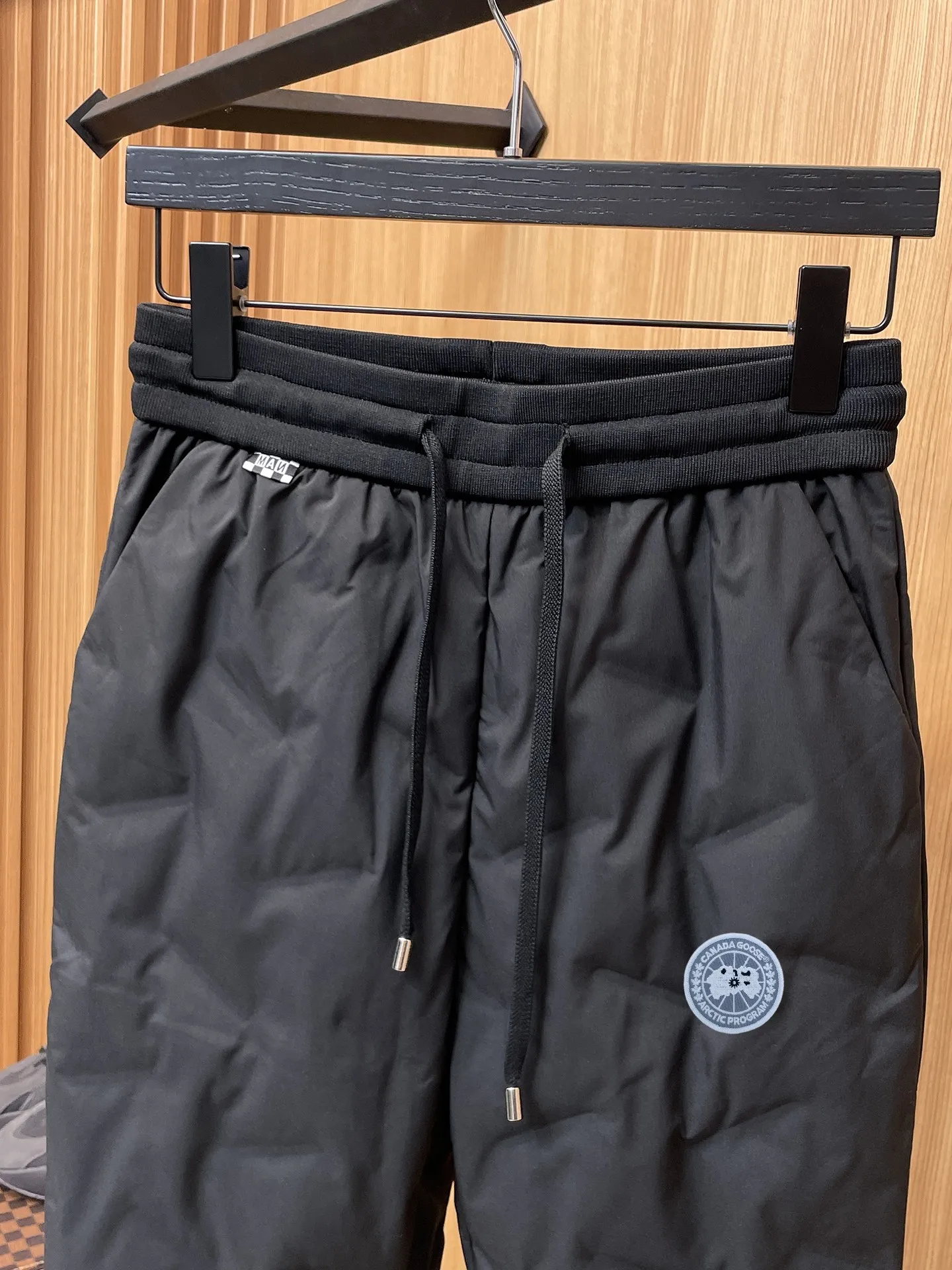 P490 Canada Goose 25 new autumn and winter products🆕Thickened warm down pants are here🌹Winter essential outdoor windproof, lockable and warm. Made of professional-grade outdoor windproof, waterproof and breathable fabric. Lining is filled with 90% white duck down. Lightweight design, lightweight and warm. Seamless gluing process on the inside. Made of light and gall-free velvet fabric to effectively prevent velvet running. Original hardware accessories. Classic logo matching. Simple and versatile. The upper body is stylish and not bulky. The style is the same for men and women! Size: M-3XL.
